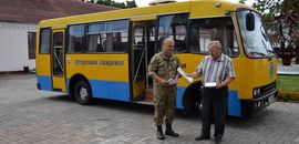 Острозька академія на потреби українських військових передала автобус