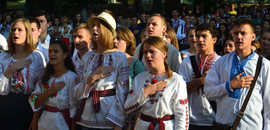 У День знань в Острозькій академії традиційно виконали гімн України