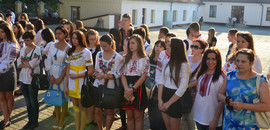 У День знань в Острозькій академії традиційно виконали гімн України