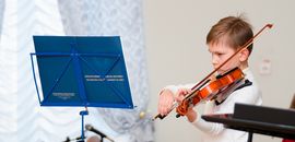 Скрипаль Назар Плиска-Пасічник виступив у Острозькій академії із благодійним сольним концертом