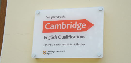 Відзнака Острозької академії за успішну здачу студентами Cambridge CAE exam