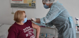 В Острозькій академії провели вакцинування працівників бустерною дозою проти COVID-19